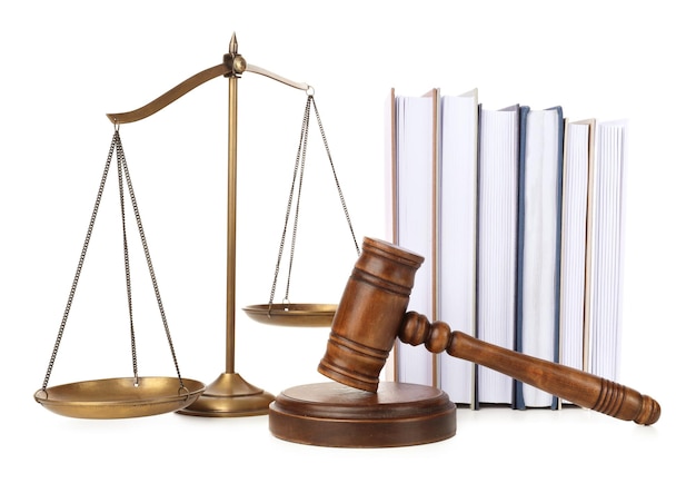 Libros de mazo de madera y balanzas de justicia sobre fondo blanco.