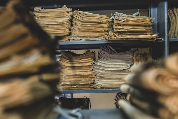 Libros muy antiguos sentados en los estantes de la biblioteca.