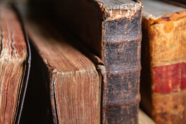 Foto libros muy antiguos sentados en los estantes de la biblioteca.