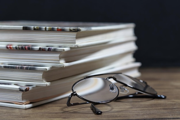 Libros con un par de gafas.