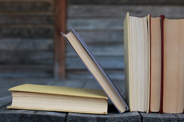 libros de pie sobre una mesa