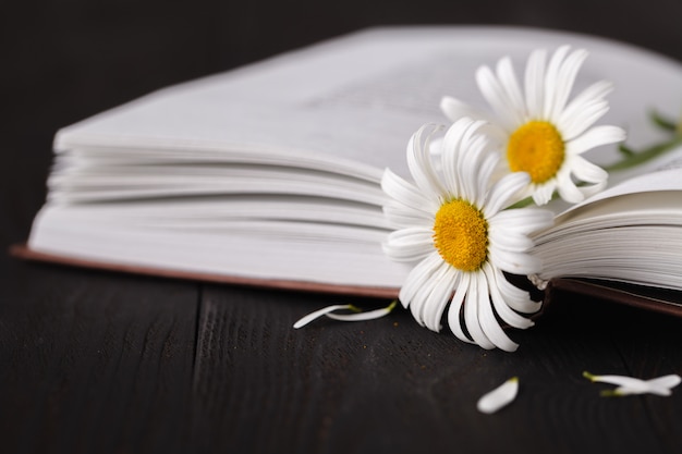 Libros con ramo de flores