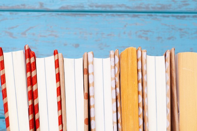 libros sobre fondo de madera azul