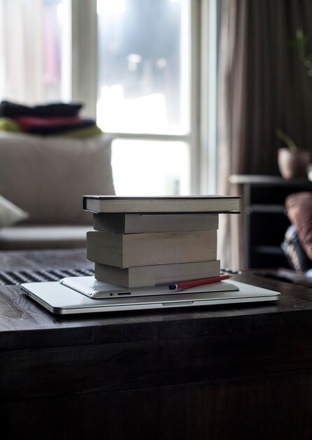 Foto libros y tecnologías en la mesa