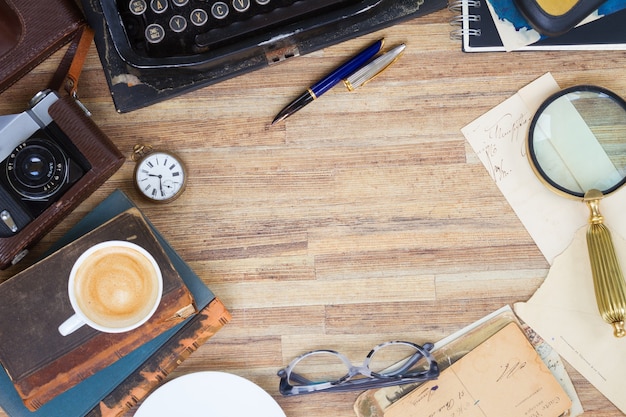 Libros y vasos en el escritorio de mesa de madera