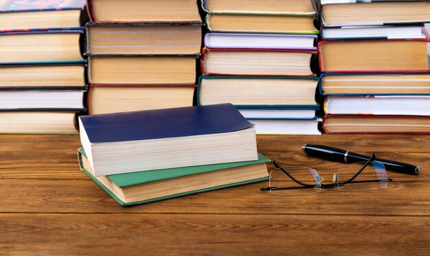 Libros y vasos en una mesa de madera