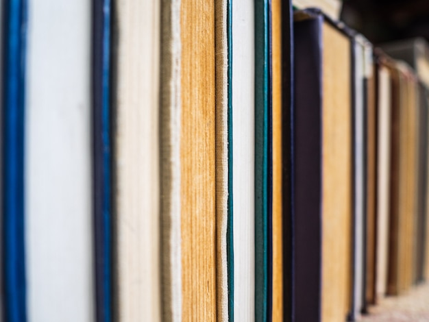 Foto libros viejos en una fila. páginas de libros amarillentas y arrugadas