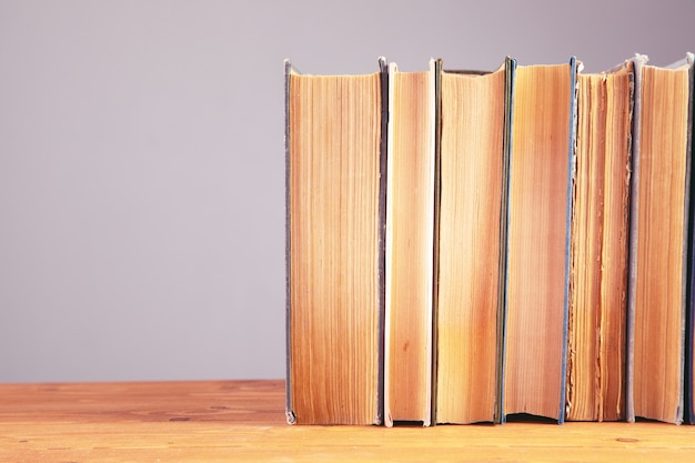 Libros viejos sobre la mesa.