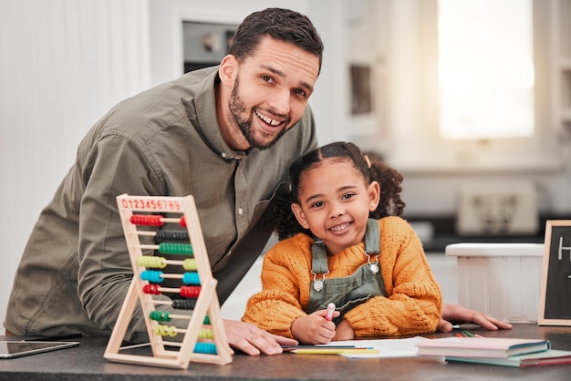 Foto lição de casa de educação e retrato de pai com filho para ajudar a aprender e lição em casa escola de família feliz e feliz pai e menina com brinquedos educativos de livro e ábaco para aula de matemática