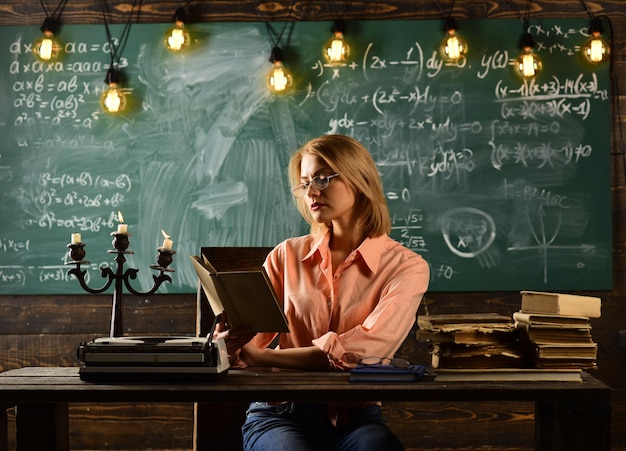 Lição de literatura com livro de gramática pesquisa de detetive particular informação nova tecnologia na educação escolar moderna de volta à escola a leitura abre portas mulher lê romance de história de amor na biblioteca