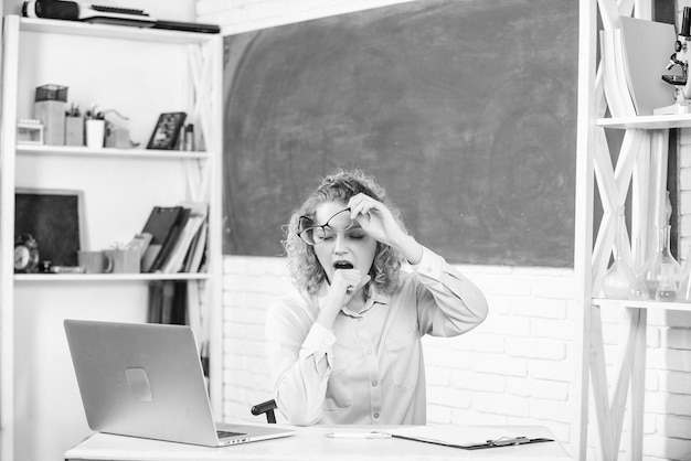 Lição de ti com conceito de e-learning de computador garota de tecnologia moderna estudo on-line na sala de aula professora mulher estudante cansada com laptop educação on-line trabalho freelancer inovação escolar