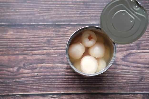 Lichi enlatado en un recipiente sobre la mesa