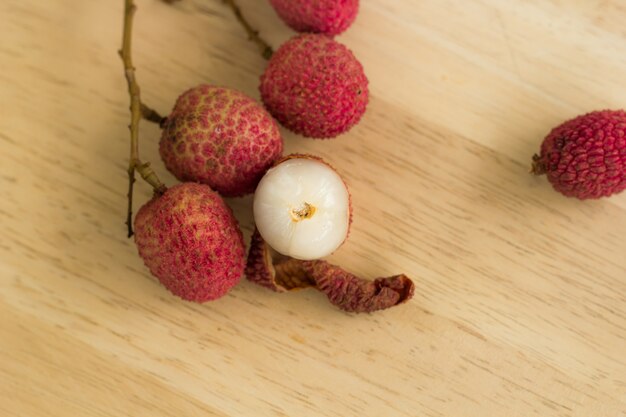 Lichi fresco en un fondo de madera.