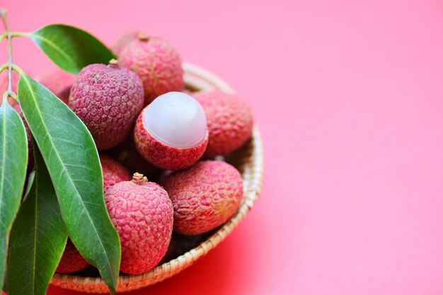 Lichi fresco con hojas verdes en una canasta