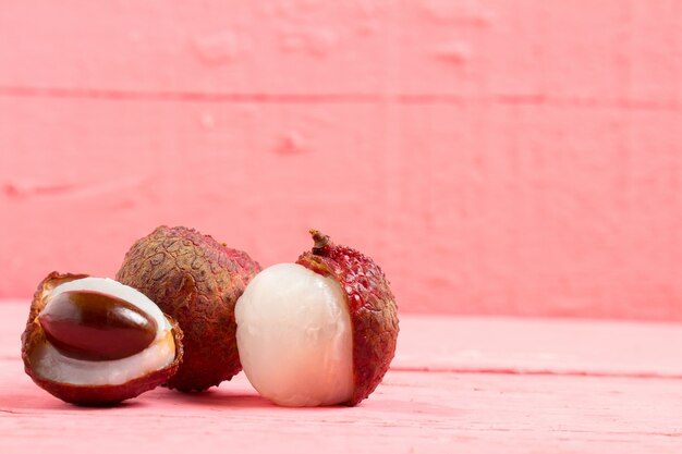 Lichi fresco en madera rosa