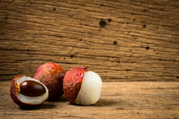 Foto lichi fresco en madera vieja