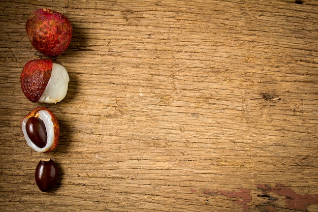 Lichi fresco en madera vieja