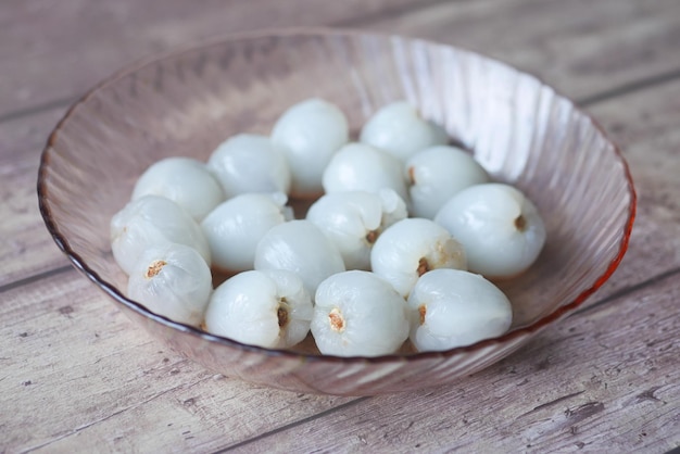 Lichi fresco en la mesa de cerca