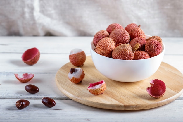 Lichi en un plato blanco