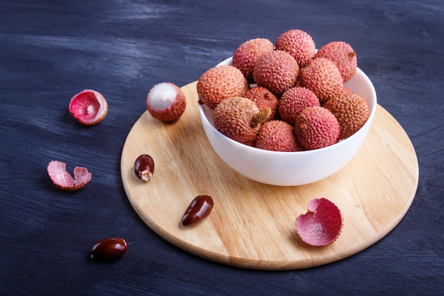 Lichi en un plato blanco