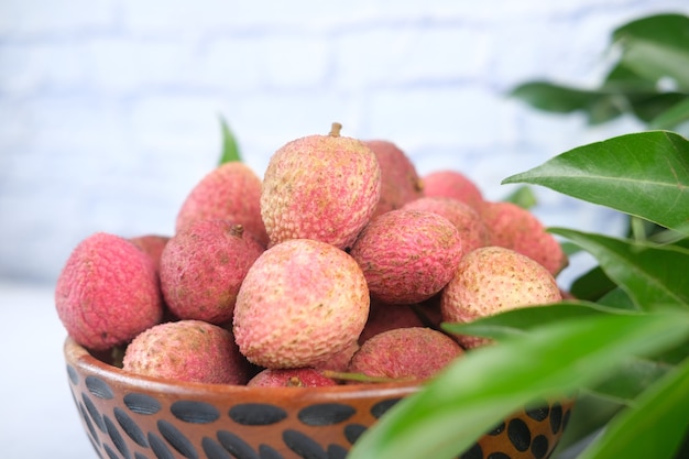 Lichi en un recipiente en la mesa de cerca