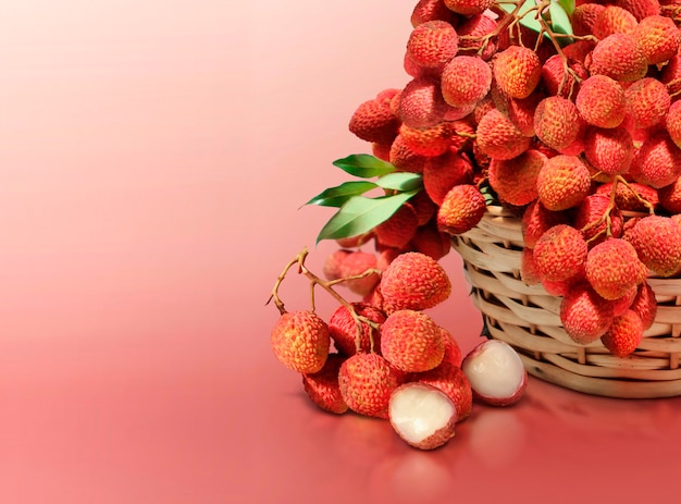 Lichi sobre fondo rojo sólido