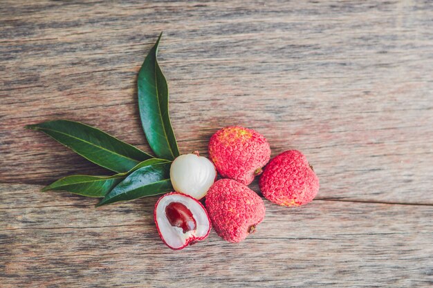 Lichia fresca em uma mesa de fundo com velhos painéis de madeira