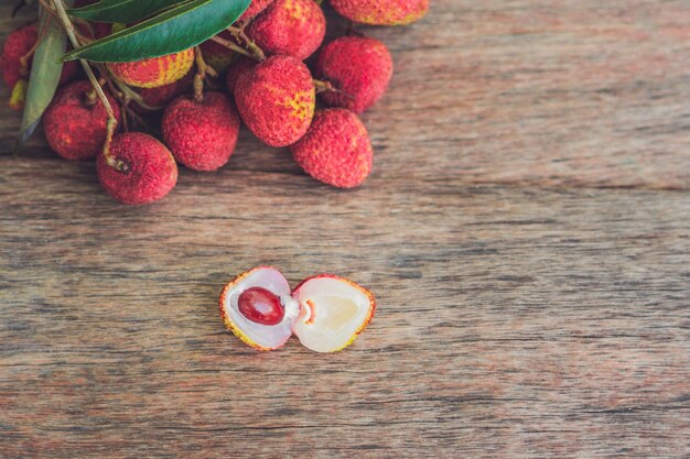 Lichia fresca em uma velha superfície de madeira