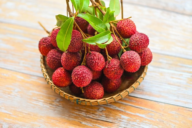 Lichias na cesta frutas frescas maduras lichia frutas tropicais descascadas fatia de lichias na Tailândia