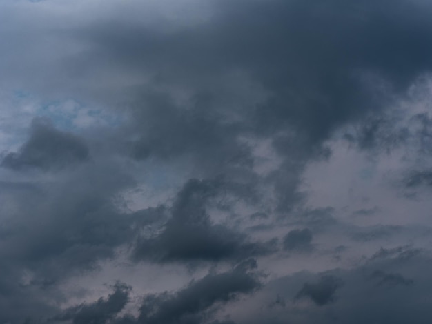 Licht im dunklen und dramatischen Gewitterwolken-Hintergrund