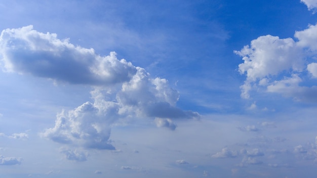 Foto licht in den wolken am blauen himmel himmelswolken schöne wolkenbewegung am himmel