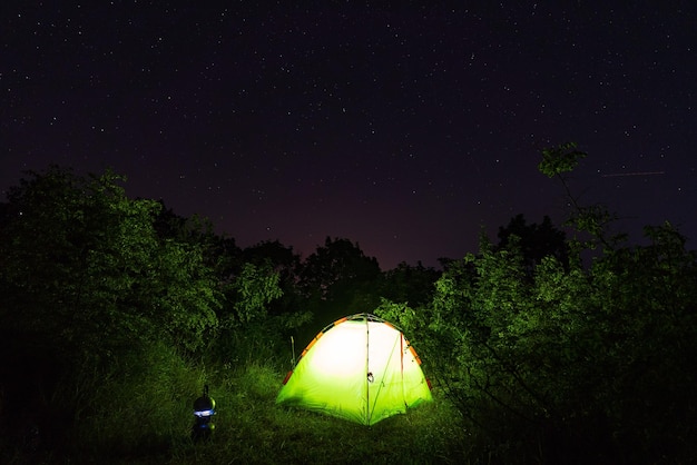 Licht in einem Zeltcamping in der Nacht