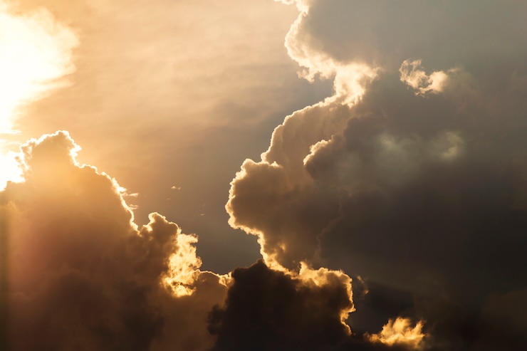 Foto licht von der sonne durch die wolken.