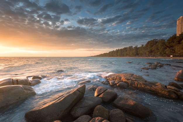 Licht von links zum Felsen am Strand