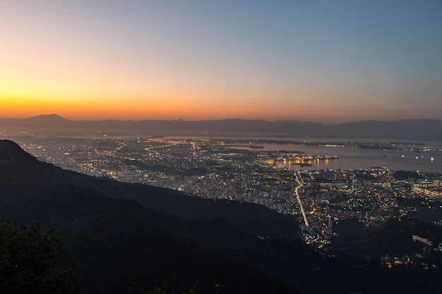 Lichter der Stadt von der Spitze des Corcovado-Hügels in Rio De Janeiro, Brasilien gesehen.