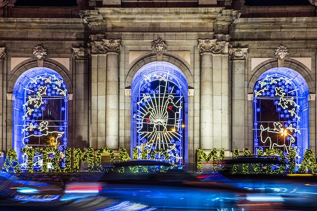 Lichter der Weihnachtsdekoration in der Puerta de Alcala in Madrid bei Nacht