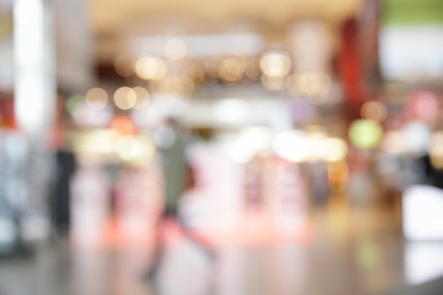 Lichter des Duty-Free-Shops im Flughafen - defokussierter, unscharfer Hintergrund
