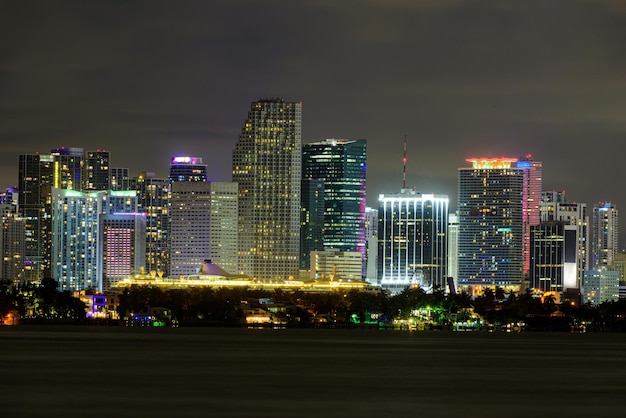 Lichter des Geschäftsviertels von Miami und Reflexionen der Stadtlichter Miami City Night