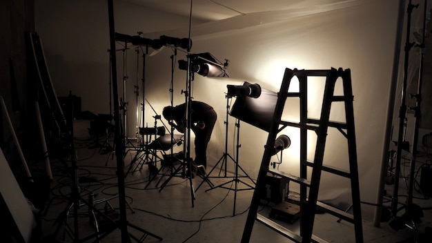 Lichtsetup im Studio für kommerzielle Arbeiten wie Fotofilm- oder Videofilmproduktion