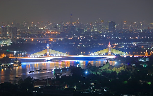 Foto lichtshow auf der maha chesadabodindranusorn brücke über den chao phraya fluss