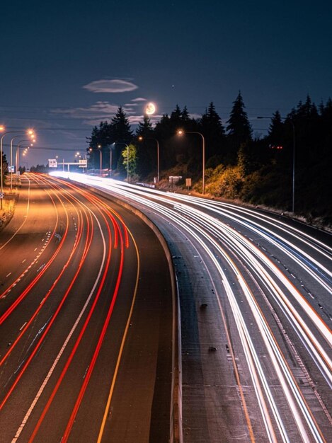 Foto lichtspuren auf der autobahn in der nacht