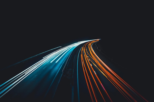 Lichtspuren auf der Autobahn in der Nacht