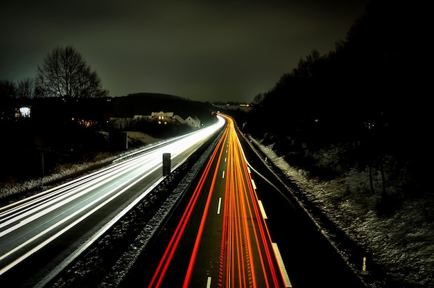 Foto lichtspuren auf der autobahn in der nacht