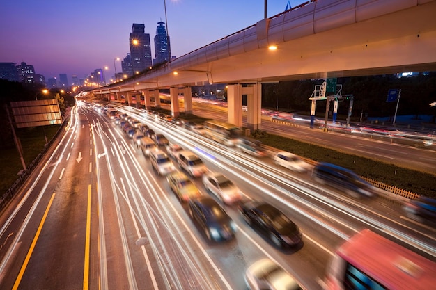 Lichtspuren auf der Autobahn in der Stadt bei Nacht