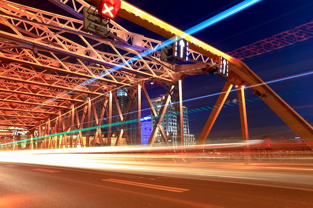 Lichtspuren auf der Gartenbrücke in Shanghai