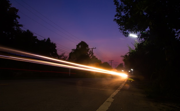 Lichtspuren auf der Straße an der Thailand-Weinlese laden.