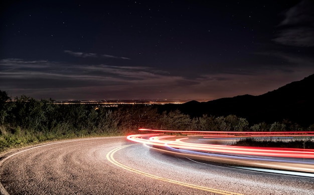 Lichtspuren auf der Straße gegen den Nachthimmel