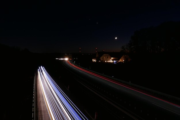 Foto lichtspuren auf der straße gegen den nachthimmel