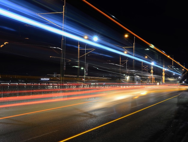 Lichtspuren auf der Straße in der Nacht