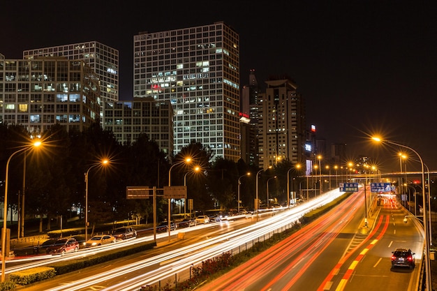 Lichtspuren auf der Straße in der Nacht
